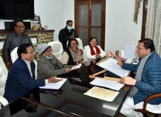 सीएम पुष्कर सिंह धामी से राज्य आंदोलनकारी एवं राज्य महिला आयोग की पूर्व अध्यक्षा सुशीला बलूनी के नेतृत्व में विभिन्न राज्य आंदोलनकारियों ने की भेंट पुष्कर सिंह धामी