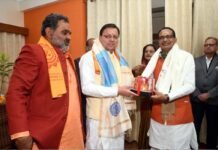 सीएम धामी ने देव संस्कृति विश्वविद्यालय, हरिद्वार में मध्य प्रदेश के मुख्यमंत्री शिवराज सिंह चौहान से शिष्टाचार भेंट की। cm dhami with cm shivraj chauhan