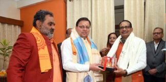 सीएम धामी ने देव संस्कृति विश्वविद्यालय, हरिद्वार में मध्य प्रदेश के मुख्यमंत्री शिवराज सिंह चौहान से शिष्टाचार भेंट की। cm dhami with cm shivraj chauhan