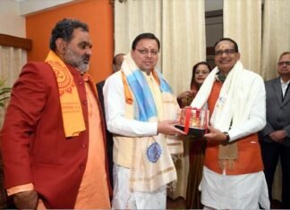 सीएम धामी ने देव संस्कृति विश्वविद्यालय, हरिद्वार में मध्य प्रदेश के मुख्यमंत्री शिवराज सिंह चौहान से शिष्टाचार भेंट की। cm dhami with cm shivraj chauhan