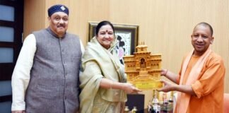माता मंगला एवं भोले जी महाराज ने मुख्यमंत्री योगी आदित्यनाथ से की शिष्टाचार भेंट cm-yogi-mata-mangla