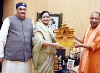 माता मंगला एवं भोले जी महाराज ने मुख्यमंत्री योगी आदित्यनाथ से की शिष्टाचार भेंट cm-yogi-mata-mangla