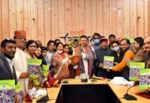 सीएम धामी ने भारतीय विकास एवं शिक्षण संस्थान की स्मारिका ‘हमारे बुजुर्ग, हमारा सम्मान, हमारा अभिमान’ का किया विमोचन हमारे बुजुर्ग हमारा सम्मान हमारा अभिमान