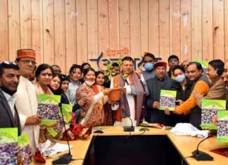 सीएम धामी ने भारतीय विकास एवं शिक्षण संस्थान की स्मारिका ‘हमारे बुजुर्ग, हमारा सम्मान, हमारा अभिमान’ का किया विमोचन हमारे बुजुर्ग हमारा सम्मान हमारा अभिमान