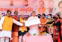 मुख्यमंत्री ने 10 स्वयं सहायता समूहों को व्यवसाय हेतु 05-05 लाख, मुख्यमंत्री स्वरोजगार योजना तथा दीन दयाल उपाध्याय योजना के तहत लाभार्थियों को चैक प्रदान किये