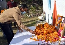पौड़ी डीएम डॉ. जोगदण्डे ने शहीद जनरल विपिन सिंह रावत के पैतृक गांव सैणा पहुंच कर उन्हें व उनकी पत्नी को दी श्रद्धांजलि general bipin rawat village in garhwal