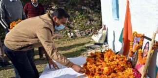 पौड़ी डीएम डॉ. जोगदण्डे ने शहीद जनरल विपिन सिंह रावत के पैतृक गांव सैणा पहुंच कर उन्हें व उनकी पत्नी को दी श्रद्धांजलि general bipin rawat village in garhwal