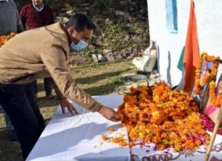 पौड़ी डीएम डॉ. जोगदण्डे ने शहीद जनरल विपिन सिंह रावत के पैतृक गांव सैणा पहुंच कर उन्हें व उनकी पत्नी को दी श्रद्धांजलि general bipin rawat village in garhwal