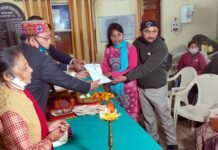 श्रीनगर में आयोजित बाल प्रतिभा सम्मान समारोह में प्रतिभावान छात्र-छात्राओं के साथ ही छात्रहित में एवं समाज में उत्कृष्ट कार्य करने वालों को भी किया गया सम्मानित