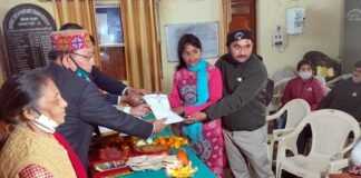 श्रीनगर में आयोजित बाल प्रतिभा सम्मान समारोह में प्रतिभावान छात्र-छात्राओं के साथ ही छात्रहित में एवं समाज में उत्कृष्ट कार्य करने वालों को भी किया गया सम्मानित
