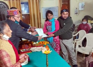 श्रीनगर में आयोजित बाल प्रतिभा सम्मान समारोह में प्रतिभावान छात्र-छात्राओं के साथ ही छात्रहित में एवं समाज में उत्कृष्ट कार्य करने वालों को भी किया गया सम्मानित