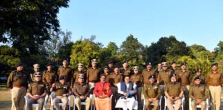 मुख्यमंत्री पुष्कर धामी से IAS व IPS अधिकारियों ने की भेंट, नववर्ष की दी शुभकामनायें IAS and IPS officers met cm dhami