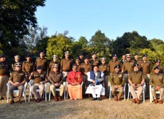 मुख्यमंत्री पुष्कर धामी से IAS व IPS अधिकारियों ने की भेंट, नववर्ष की दी शुभकामनायें IAS and IPS officers met cm dhami