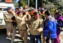 पौड़ी गढ़वाल: 150 मीटर गहरी खाई में गिरी कार पौड़ी गढ़वाल में 150 मीटर गहरी खाई में गिरी कार