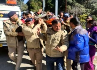 पौड़ी गढ़वाल: 150 मीटर गहरी खाई में गिरी कार पौड़ी गढ़वाल में 150 मीटर गहरी खाई में गिरी कार