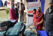 शिक्षा से शिखर तक संस्था की नेक पहल: कड़ाके की ठंड में जरूरतमंद परिवारों को बांटे कम्बल