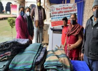 शिक्षा से शिखर तक संस्था की नेक पहल: कड़ाके की ठंड में जरूरतमंद परिवारों को बांटे कम्बल