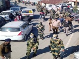 विधान सभा चुनाव-2022 की सुरक्षा के दृष्टिगत जनपद पुलिस ने अर्द्धसैनिक बल के साथ पौड़ी क्षेत्र में किया फ्लैग मार्च flag-march-pauri