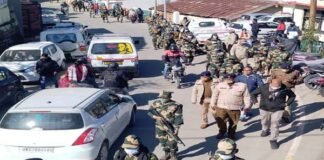 विधान सभा चुनाव-2022 की सुरक्षा के दृष्टिगत जनपद पुलिस ने अर्द्धसैनिक बल के साथ पौड़ी क्षेत्र में किया फ्लैग मार्च flag-march-pauri