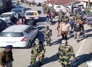 विधान सभा चुनाव-2022 की सुरक्षा के दृष्टिगत जनपद पुलिस ने अर्द्धसैनिक बल के साथ पौड़ी क्षेत्र में किया फ्लैग मार्च flag-march-pauri