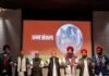 अनाज की राजनीति: अखिलेश यादव ने मुट्ठी में गेहूं-चावल लेकर चुनाव में भाजपा को हराने का लिया संकल्प