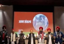 अनाज की राजनीति: अखिलेश यादव ने मुट्ठी में गेहूं-चावल लेकर चुनाव में भाजपा को हराने का लिया संकल्प