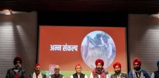 अनाज की राजनीति: अखिलेश यादव ने मुट्ठी में गेहूं-चावल लेकर चुनाव में भाजपा को हराने का लिया संकल्प