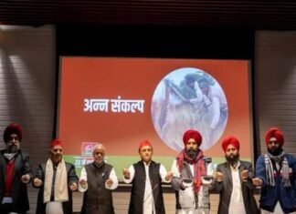 अनाज की राजनीति: अखिलेश यादव ने मुट्ठी में गेहूं-चावल लेकर चुनाव में भाजपा को हराने का लिया संकल्प