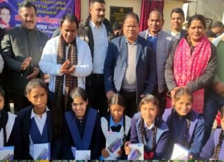 कैबिनेट मंत्री धन सिंह रावत ने राजकीय इंटर कॉलेज खंडाह में किया सांस्कृतिक कक्ष का शिलान्यास, छात्र-छात्राओं को बांटे टैबलेट, शिक्षकों को किया सम्मानित