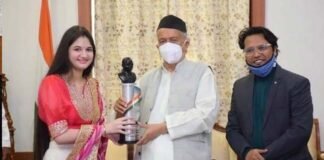 बजरंगी भाईजान में मुन्नी का किरदार निभाने वाली हर्षाली मल्होत्रा को राज्यपाल भगत सिंह कोश्यारी ने किया सम्मानित munni-bajrangi-bhai-jaan