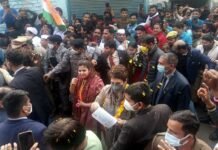 कांग्रेस महासचिव प्रियंका गांधी ने नोएडा में पार्टी प्रत्याशी पंखुड़ी पाठक के लिए डोर टू डोर कैम्पेन कर मांगे वोट pankhudi-pathak