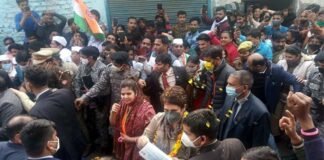 कांग्रेस महासचिव प्रियंका गांधी ने नोएडा में पार्टी प्रत्याशी पंखुड़ी पाठक के लिए डोर टू डोर कैम्पेन कर मांगे वोट pankhudi-pathak