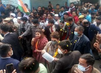 कांग्रेस महासचिव प्रियंका गांधी ने नोएडा में पार्टी प्रत्याशी पंखुड़ी पाठक के लिए डोर टू डोर कैम्पेन कर मांगे वोट pankhudi-pathak