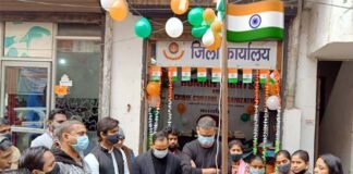 मानवाधिकार एवं अपराध नियंत्रण संगठन दिल्ली कार्यालय में ध्वज फहरा कर बेघर लोगों के साथ मानाया गया 73वां गणतंत्र दिवस