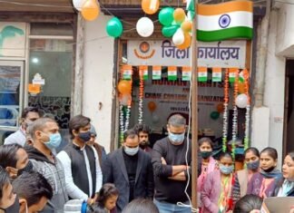 मानवाधिकार एवं अपराध नियंत्रण संगठन दिल्ली कार्यालय में ध्वज फहरा कर बेघर लोगों के साथ मानाया गया 73वां गणतंत्र दिवस