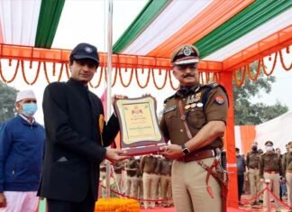 73वें गणतंत्र दिवस पर पुलिस लाइन गौतमबुद्ध नगर में आयोजित भव्य समारोह में पुलिस आयुक्त आलोक सिंह ने जवानों को दिलाई संकल्प शपथ