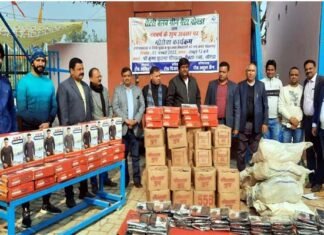 नववर्ष के पहले दिन मंदिरों में रही भीड़, रोटरी क्लब ग्रीन ग्रेनो ने गौ सेवा कर किया नववर्ष का आगाज rotri-culb greater noida