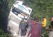 दुखद: गाजियाबाद से बारात लेकर पौड़ी गढ़वाल गयी ट्रैवर्ल्स खाई में गिरी, एक की मौत, 19 घायल tempo travelers accident dhumakot