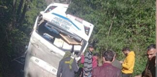 दुखद: गाजियाबाद से बारात लेकर पौड़ी गढ़वाल गयी ट्रैवर्ल्स खाई में गिरी, एक की मौत, 19 घायल tempo travelers accident dhumakot