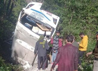 दुखद: गाजियाबाद से बारात लेकर पौड़ी गढ़वाल गयी ट्रैवर्ल्स खाई में गिरी, एक की मौत, 19 घायल tempo travelers accident dhumakot