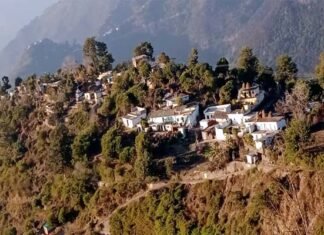 विकास हुआ तो केवल नेताओं का: अब ग्रामीण मतदाता नहीं आएंगे नेताओं के खोखले वादों के झांसे में