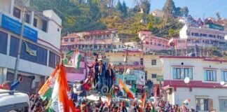 विधानसभा चुनाव : कांग्रेस ने पार्टी प्रत्याशी नवल किशोर के समर्थन में पौड़ी में रोड शो कर मांगे वोट congress road show pauri