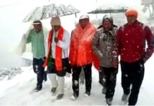 पहाड़ों में बर्फबारी: चुनाव प्रचार में गए भाजपा प्रत्याशी डॉ. धन सिंह रावत बर्फ में फंसे, पत्नी ने संभाला मोर्चा