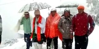 पहाड़ों में बर्फबारी: चुनाव प्रचार में गए भाजपा प्रत्याशी डॉ. धन सिंह रावत बर्फ में फंसे, पत्नी ने संभाला मोर्चा