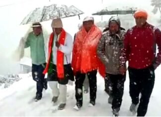 पहाड़ों में बर्फबारी: चुनाव प्रचार में गए भाजपा प्रत्याशी डॉ. धन सिंह रावत बर्फ में फंसे, पत्नी ने संभाला मोर्चा