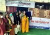 मां तारा फाउंडेशन द्वारा बसंत पंचमी के अवसर पर स्लम बस्ती में बांटे गए कपड़े एवं खाने के पाकेट