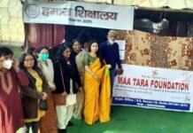 मां तारा फाउंडेशन द्वारा बसंत पंचमी के अवसर पर स्लम बस्ती में बांटे गए कपड़े एवं खाने के पाकेट