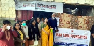 मां तारा फाउंडेशन द्वारा बसंत पंचमी के अवसर पर स्लम बस्ती में बांटे गए कपड़े एवं खाने के पाकेट