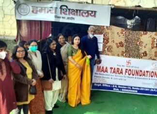 मां तारा फाउंडेशन द्वारा बसंत पंचमी के अवसर पर स्लम बस्ती में बांटे गए कपड़े एवं खाने के पाकेट