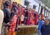 पौड़ी जिले में सभी जगह शांतिपूर्ण रहा मतदान, वोटरों में दिखा गजब का उत्साह,पूर्व सीएम तीरथ सिंह रावत अपने पैतृक गांव में डाला वोट pauri-election-voting